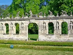 Portique central de la haie cynégétique nord, qui présente la chasse au cerf.