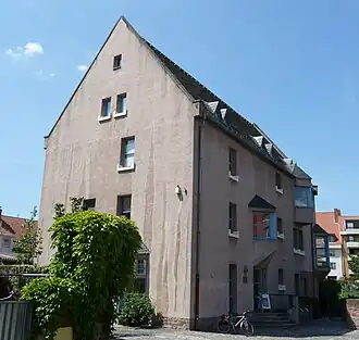 Façade est du bâtiment ; à droite (au nord) se trouvent la synagogue et son jardin (non visibles).