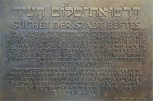 Plaque commémorant la pose de la première pierre.