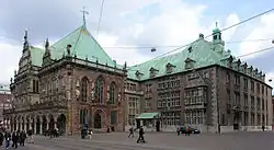 Vieux (à gauche) et nouvel hôtel de ville, vus du sud