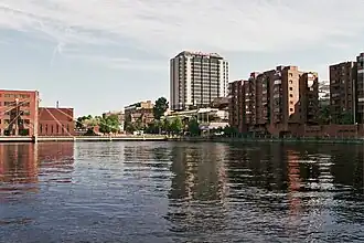 Au fond l'hôtel Ilves.