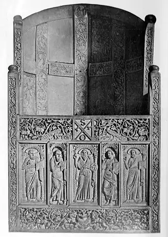 La chaire de Maximien vue de face, avec le monogramme de l'archevêque.