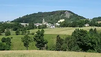 Vue du Clarel dominant le village d'Araules.