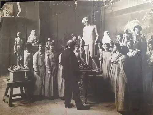 Raymonde Martin à droite, vêtue de sombre, marquée d'une croix. Collection Gaston Marie Martin[réf.&nbsp;nécessaire].