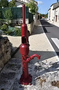 Ancienne pompe publique.