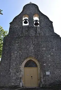 Le clocher mur avec ses deux baies campanaires.