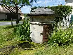 La fontaine du bourg.