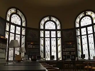 Salle de lecture avec des verrières de Gruber.