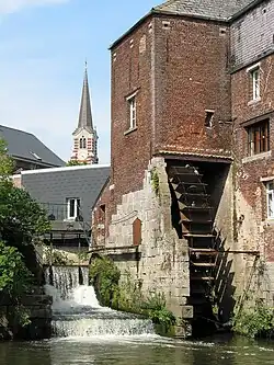 Roue du grand moulin d'Arenberg (XIXe&nbsp;siècle) sur la Senne à Rebecq (Belgique)