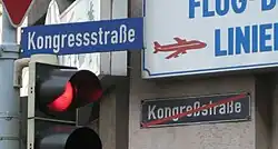 Angle de la Kongressstraße à Aix-la-Chapelle, dont le nom Kongreßstraße est barré, suivant la réforme orthographique de 1996.