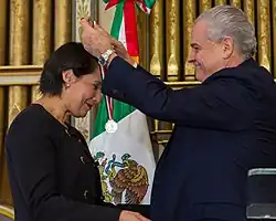 Ana Recio Harvey&nbsp;(en) receives the Ohtli Award in 2015.