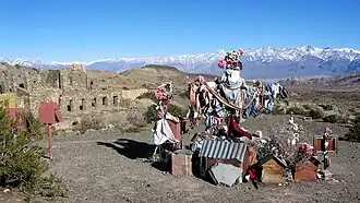 Croix d'el Gaucho Cubillos devant les ruines des bâtiments