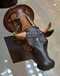 Vase rhyton en barbotine en forme de tête de taureau, Grèce (IVe&nbsp;siècle&nbsp;av. J.-C.)