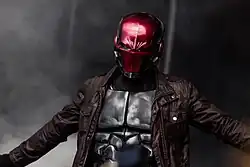 Cosplay de Jason Todd en tenue de Red Hood