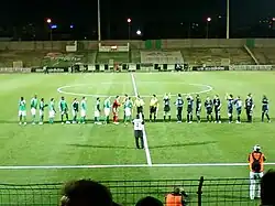 Deux équipes alignées avant un match