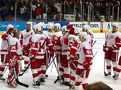 Photo de joueurs des Red Wings sur la patinoire.