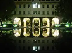 L’Institut Beckman du Caltech et son reflet dans les bassins.