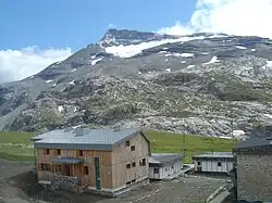 La pointe de la Réchasse dominant son glacier, le refuge et le col de la Vanoise au nord.