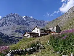 Refuge d'Entre-Deux-Eaux et la Grande Casse en arrière-plan