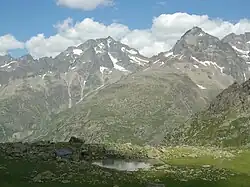 Refuge de Vallonpierre et son lac. Au fond le pic des Aupillous (3&nbsp;505&nbsp;m) à gauche et à droite le pic Jocelme (3&nbsp;458&nbsp;m)