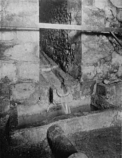 À gauche, le regard vu de face. Au milieu, l'inscription latine. À droite, l'intérieur du regard en 1899.