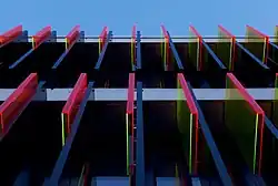 Installation artistique sur la façade extérieure, Verre acrylique fluorescent, à la lumière du jour