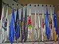 Drapeaux des régions du Chili dans le hall du Congrès national.