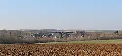 Vue du village depuis la route de Ribemont
