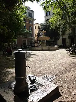 Square avec fontaine et Nasone.