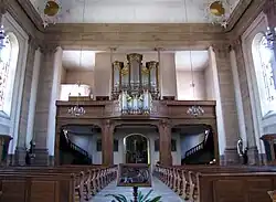 Vue intérieure de la nef vers la tribune d'orgue.