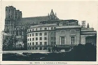 La bibliothèque et la place Carnegie vue depuis la rue.