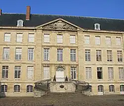 Façade de la cour d'honneur avec le grand escalier Louis XVI&nbsp;Classé&nbsp;MH (1920).