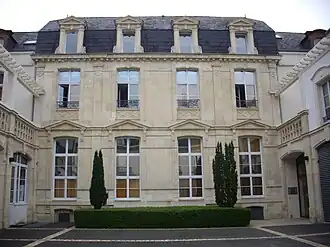 Au n°16 Hôtel Trapp.