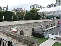 Le cryptoportique sur la place.