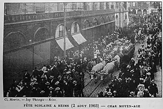 En 1903 avec des chars pour la fête des écoles.