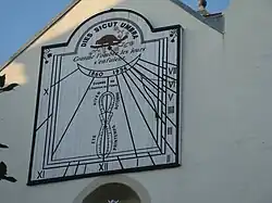 Latin: Dies Sicut Umbra (Comme l'ombre les jours s'enfuient).