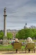 Deux personnes dans des relax au jardin du Luxembourg.