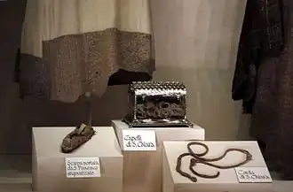 Reliques (sandale, cheveux, cordelière)