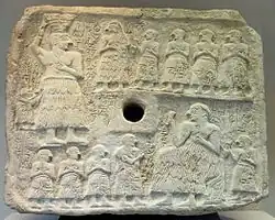 Bas-relief votif perforé d'Ur-Nanshe, fondateur de la première dynastie, le montrant lui et sa famille en train de participer à la restauration du temple de Ningirsu, Girsu/Tello.