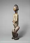 Statuette-reliquaire. Mbete. Bois, pigment, métal et cauries, H. 32,5 cm