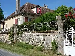 Rembarde en rocaille du Domaine de Bellevue Cottage à Lembras