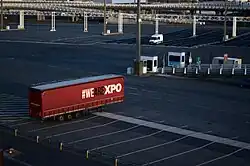 Remorque XPO stationnée sur le parking du terminal ferry du port de Calais