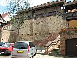 Rempart avec chemin de ronde, rue de la Poste