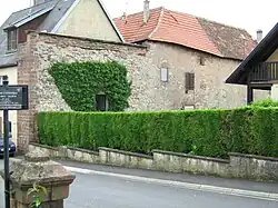 Rempart percé par la rue du 22 novembre (côté droit)