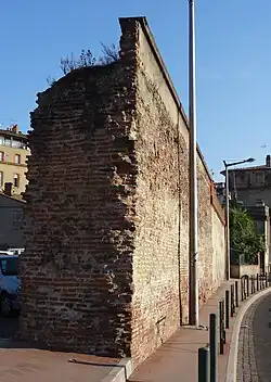Le rempart entre l'allée de Barcelone et la rue de la Boule.