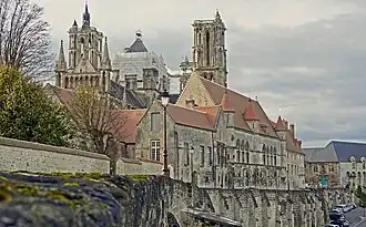 Trois tourelles en encorbellement scandent la façade côté remparts.