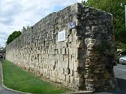 Vestiges des remparts de l'abbaye aux Hommes, rue du Carel.