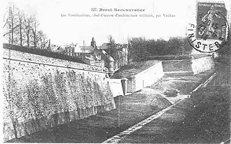 Vue de Recouvrance et de ses fortifications au niveau de la porte du Conquet.