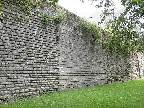 Courtine, assemblage de divers appareils.