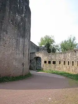 Fausse-braie au niveau du confluent.